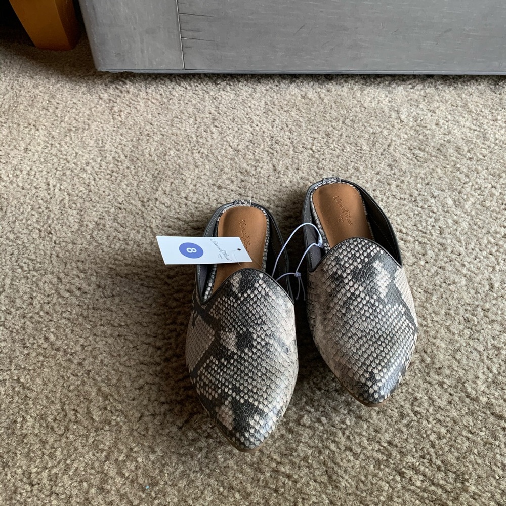 NWT universal thread pointed flats